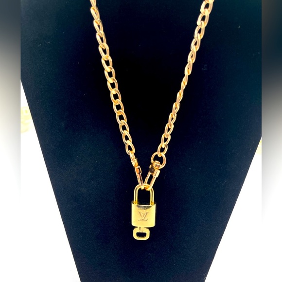 100% Authentic and pre loved Louis Vuitton - Gold Lock and Key set - #322 - Picture 5 of 6